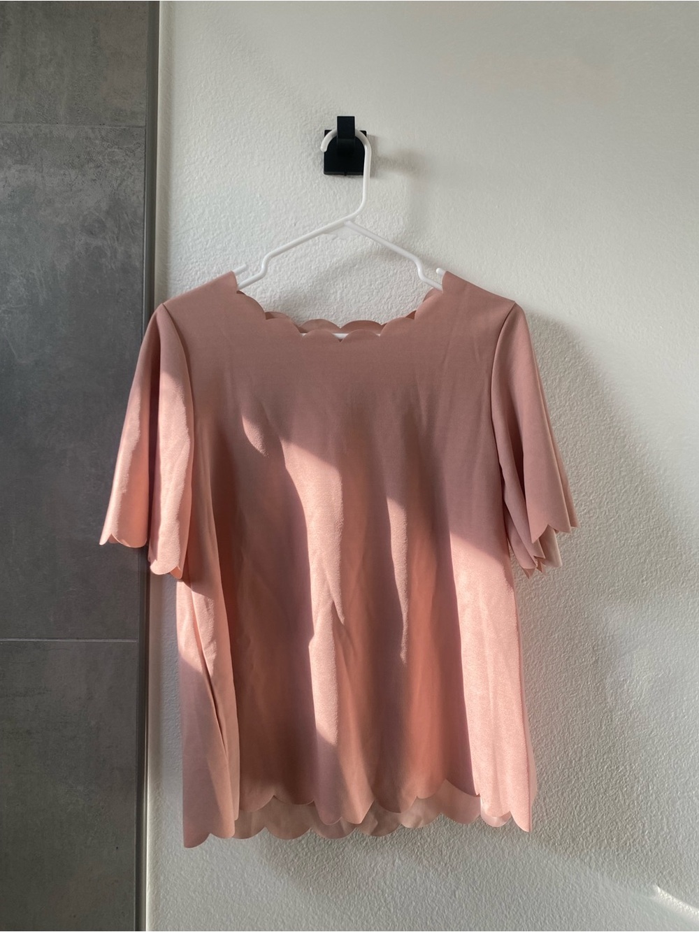 Women's Scalloped Short Sleeve Top in Dusty Pink
